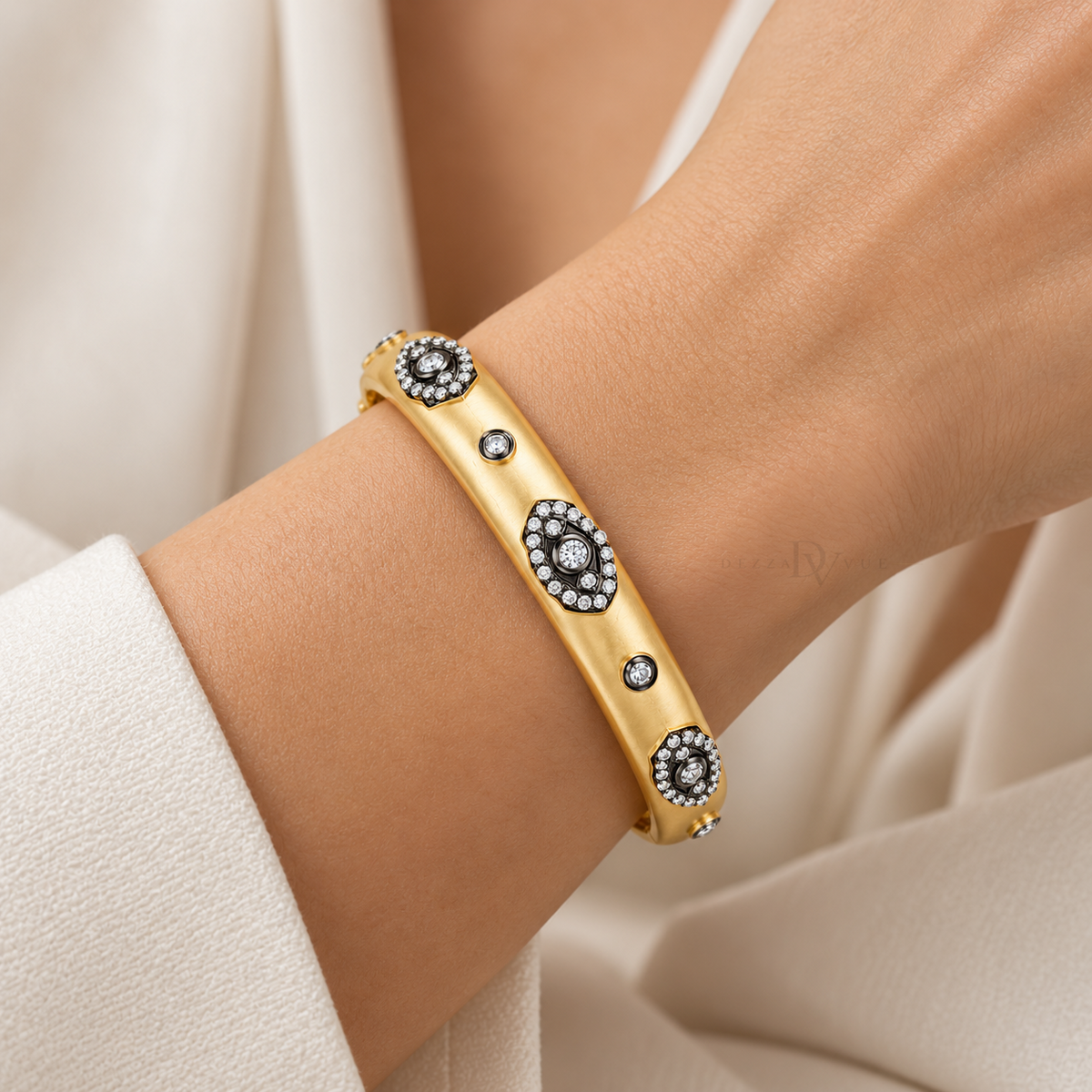 Étoile Noir | Black Medallion Bangle