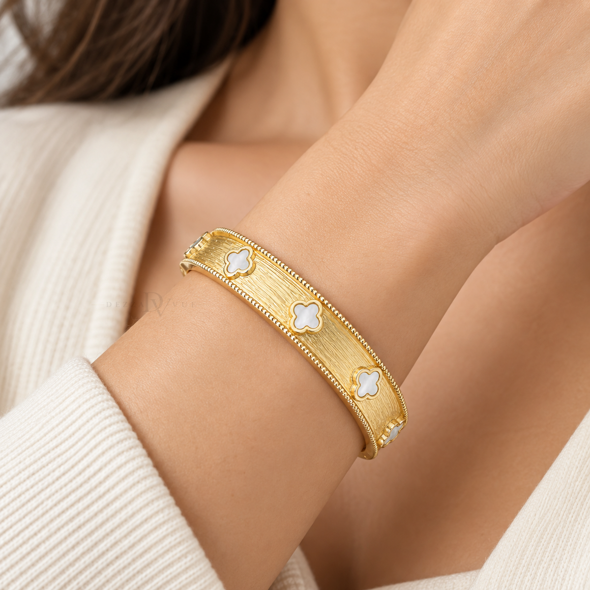 Ivory Clover | Brushed Gold-Tone Bangle